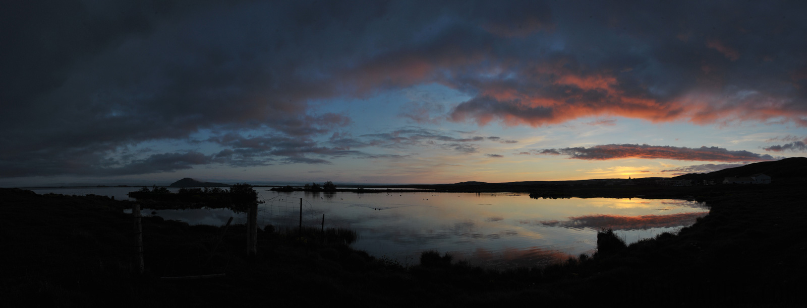 Sunset at midnight [28 mm, 1/400 sec at f / 11, ISO 800]